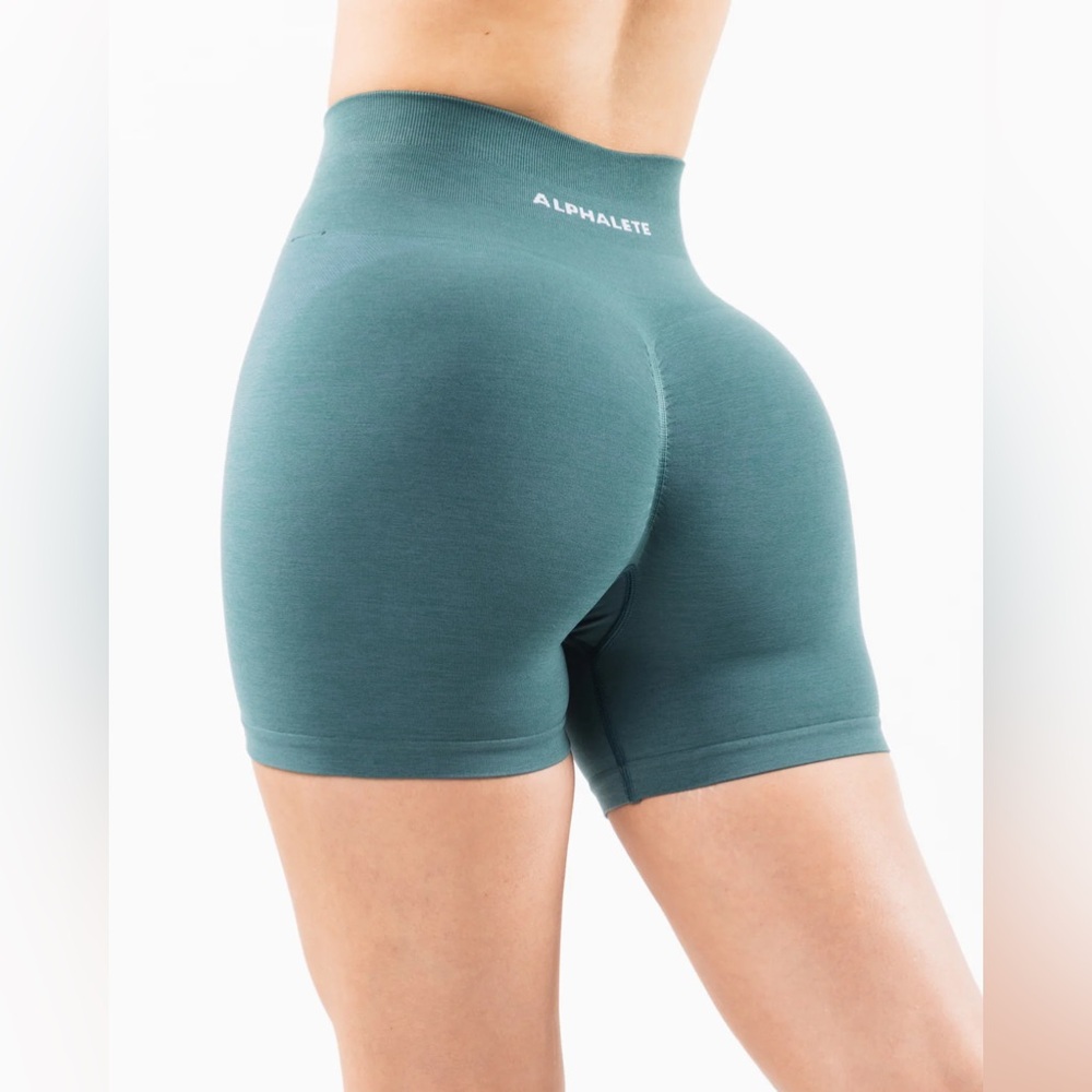 ALPHALETE AMPLIFY SHORT 4.5"